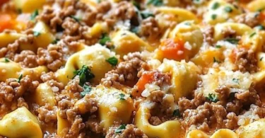 Cremige Tortellini-Pfanne mit Hackfleisch und frischen Zutaten