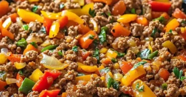 Leckere Hackfleisch Gemüse Pfanne auf einem Teller serviert
