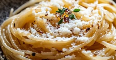 Karamellisierte Zwiebel-Pasta mit frischen Kräutern und Parmesan