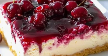 Köstlicher Kirsch-Schmand-Blechkuchen auf einem Blech serviert