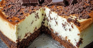 After Eight Käsekuchen mit Schokoladenglasur und Minz-Dekoration