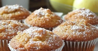 Frisch gebackene Apfelmus Muffins auf einem Teller