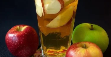 Schmackhafter Apfelpunsch in einer Tasse, ideal für kalte Winterabende.