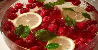 Fruchtiger Bacardi Razz Punch Cocktail im Glas mit Früchten