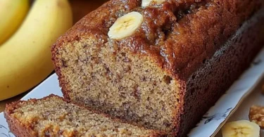 Saftiger Bananenkuchen mit Bananen und Nüssen, der perfekt für jeden Anlass ist.