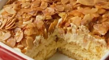 Bienenstich Tiramisu in einer eleganten Dessertschale anrichten
