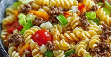 Big Mac Pastasalat mit frischen Zutaten und würzigem Dressing
