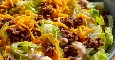 Big Mac Salat mit frischem Gemüse und Burger-Zutaten, gesunde Alternative zum Big Mac