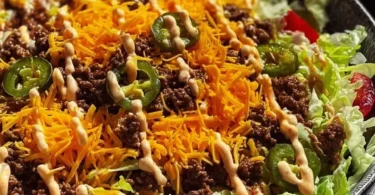 Big Mac Salat mit frischem Gemüse und Dressing auf einem Teller