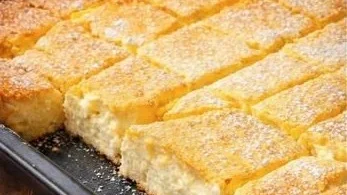 Blitzschneller Rahmkuchen vom Blech, frisch gebacken und servierfertig.
