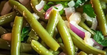 Frischer Bohnensalat mit Gemüse und Kräutern auf einem Teller
