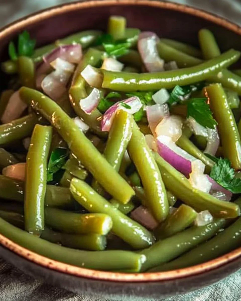Frischer Bohnensalat mit Gemüse und Kräutern auf einem Teller