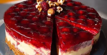 Brombeer Haselnuss Kuchen mit frischen Beeren und Haselnüssen