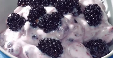 Energieträger: Schüssel mit cremigem Brombeer-Joghurt und frischen Brombeeren