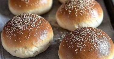 Frisch gebackene Brötchen auf einem Holzbrett