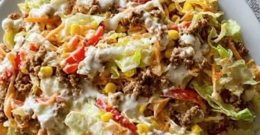 Bunter Hackfleisch-Salat mit frischen Zutaten und bunten Farben