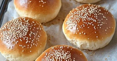 Hausgemachte Burger Brötchen aus Dinkelmehl auf einem Holztisch