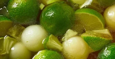 Caipirinha-Punsch mit Ingwerbier und Rum in einem Glas serviert