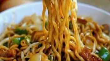 Schüssel mit frisch zubereiteten Chinesischen Nudeln in einer aromatischen Sauce.