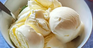 Cremige Joghurt-Eiscreme in einer Schale mit frischen Früchten