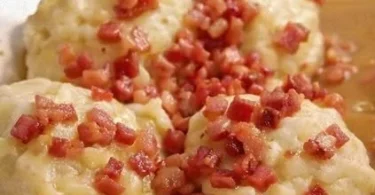 Leckere Mehlklöße nach Omas Rezept, serviert auf einem Teller