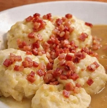 Leckere Mehlklöße nach Omas Rezept, serviert auf einem Teller