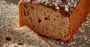 Frisches Dinkel-Hirse-Vollkornbrot auf einem Holzbrett