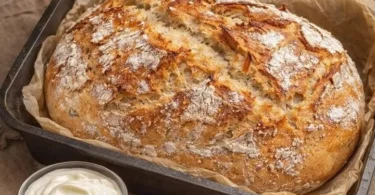 Frisches Dinkel-Joghurt-Brot auf einem Holzbrett
