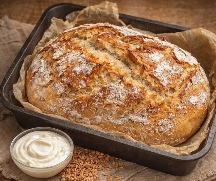 Frisches Dinkel-Joghurt-Brot auf einem Holzbrett