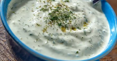 Döner Sauce aus Joghurt, Mayonnaise und Knoblauch in einer Schüssel