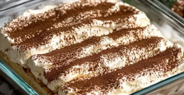 Eierlikör-Tiramisu mit Mascarpone in einem Glas serviert