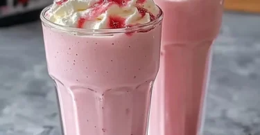 Erdbeer-Milchshake mit 3 Zutaten in einem Glas