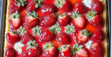 Erdbeerkuchen vom Blech mit frischen Erdbeeren und Sahne