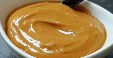 Erdnussbuttersauce in einer Schüssel, ideal für Dips und Saucen.