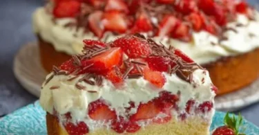 Fantakuchen mit Schmand und frischen Erdbeeren auf einem Teller