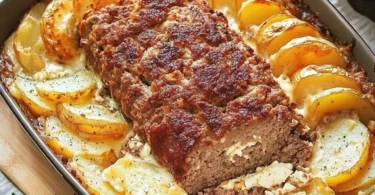 Leckeres Fleischkäse-Gericht mit Kartoffeln und Schafskäse