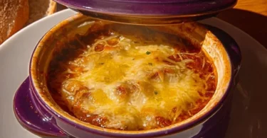 Schüssel mit traditioneller Französischer Zwiebelsuppe, garniert mit Käse