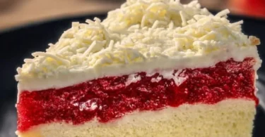 Frau Holle Kuchen mit Sahne und Früchten auf einem Teller serviert