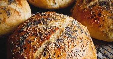 Frischkäse-Fladenbrot serviert mit frischen Kräutern und Gemüse