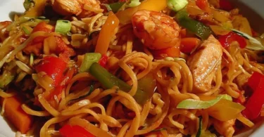 Frittierte chinesische Nudeln auf einem Teller mit Soße