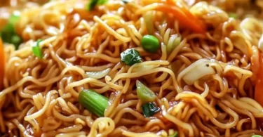 Eine Schüssel mit gebratenen Nudeln, Gemüse und Sojasauce