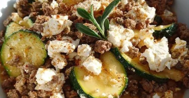Griechischer Zucchini-Auflauf mit Feta, frisch aus dem Ofen