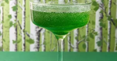 Erfrischende Grüne Maibowle mit frischen Kräutern und Früchten