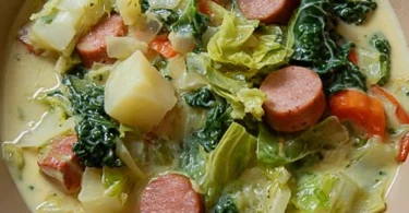 Herzhafter Herbst-Kohl-Eintopf mit frischem Gemüse und würzigen Aromen.