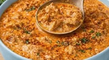 Schüssel mit köstlicher Hexensuppe für Halloween