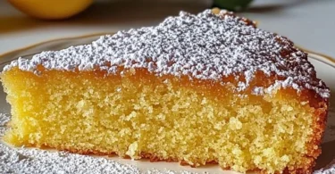Italienischer Zitronenkuchen auf einem Teller, dekoriert mit Zitronenscheiben