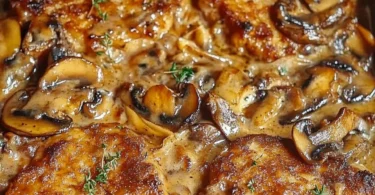 Jäger Schnitzel Pfanne mit saftigem Fleisch und Pilzen auf einem Teller