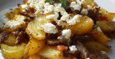 Leckere Kartoffel Gyros Pfanne mit knusprigen Kartoffeln und würzigen Zutaten.