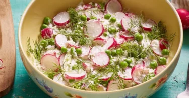 Kartoffelsalat mit Radieschen auf einem Teller angerichtet