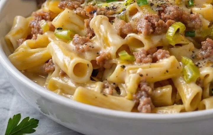 Käse Lauch Pasta mit Hackfleisch auf einem Teller serviert